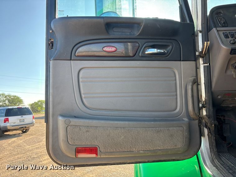 image for item FC2451 2013 Peterbilt 384 semi truck