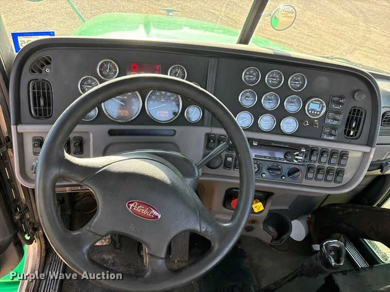 image for item FC2451 2013 Peterbilt 384 semi truck