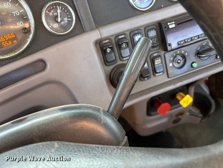 image for item FC2451 2013 Peterbilt 384 semi truck