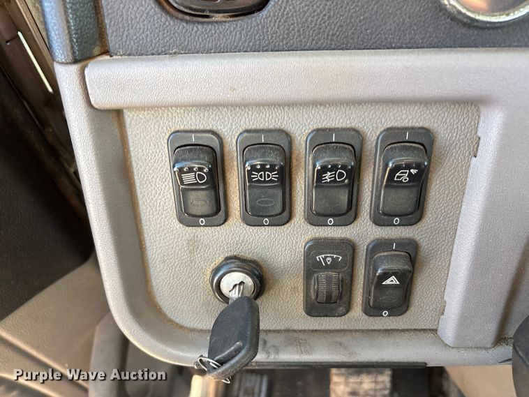 image for item FC2451 2013 Peterbilt 384 semi truck