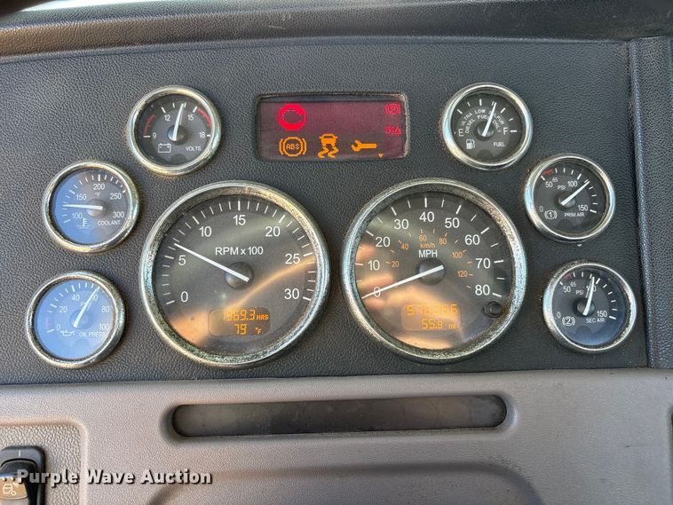 image for item FC2451 2013 Peterbilt 384 semi truck