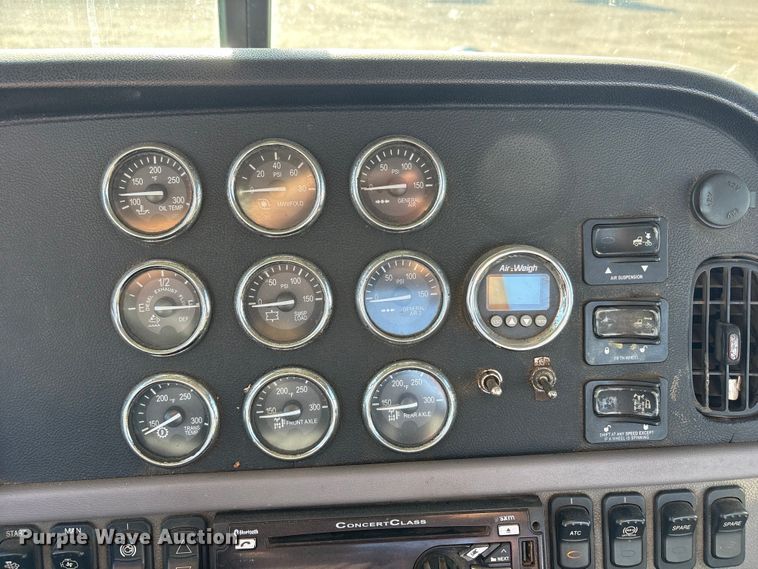 image for item FC2451 2013 Peterbilt 384 semi truck