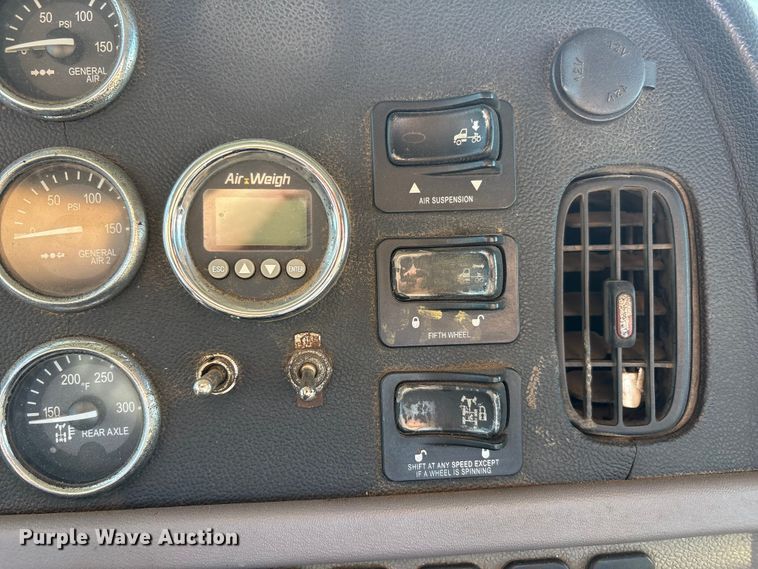 image for item FC2451 2013 Peterbilt 384 semi truck