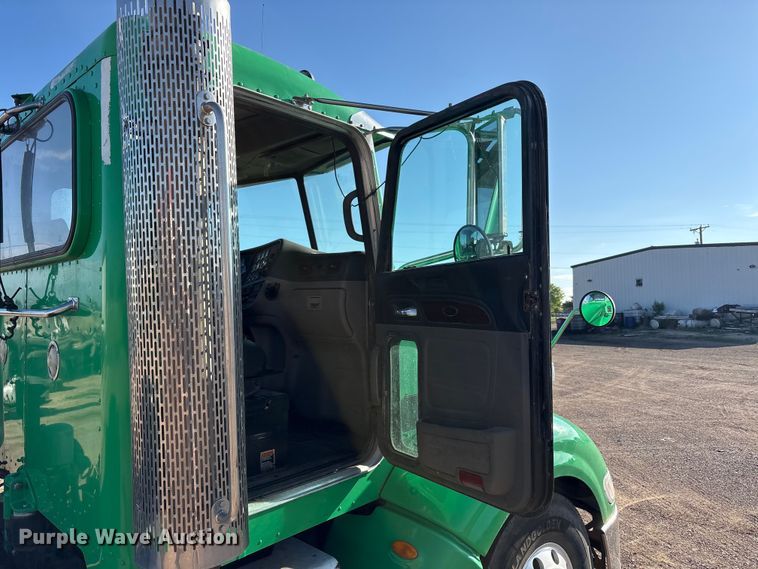 image for item FC2451 2013 Peterbilt 384 semi truck