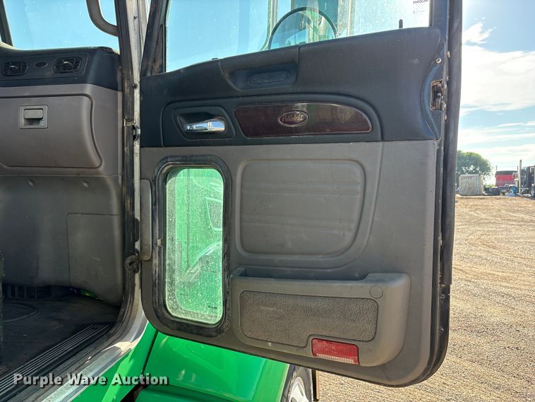 image for item FC2451 2013 Peterbilt 384 semi truck