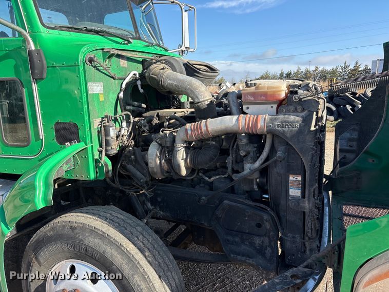 image for item FC2451 2013 Peterbilt 384 semi truck