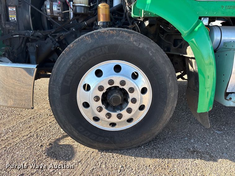 image for item FC2451 2013 Peterbilt 384 semi truck
