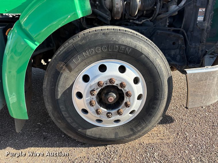 image for item FC2451 2013 Peterbilt 384 semi truck