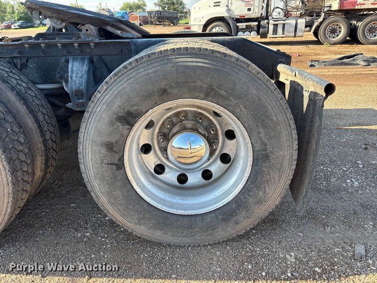 image for item FC2451 2013 Peterbilt 384 semi truck