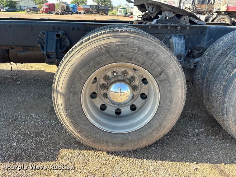image for item FC2451 2013 Peterbilt 384 semi truck
