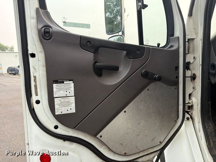 image for item FC3251 2014 Freightliner Business Class M2 box truck