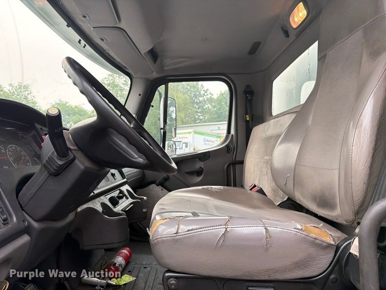 image for item FC3251 2014 Freightliner Business Class M2 box truck