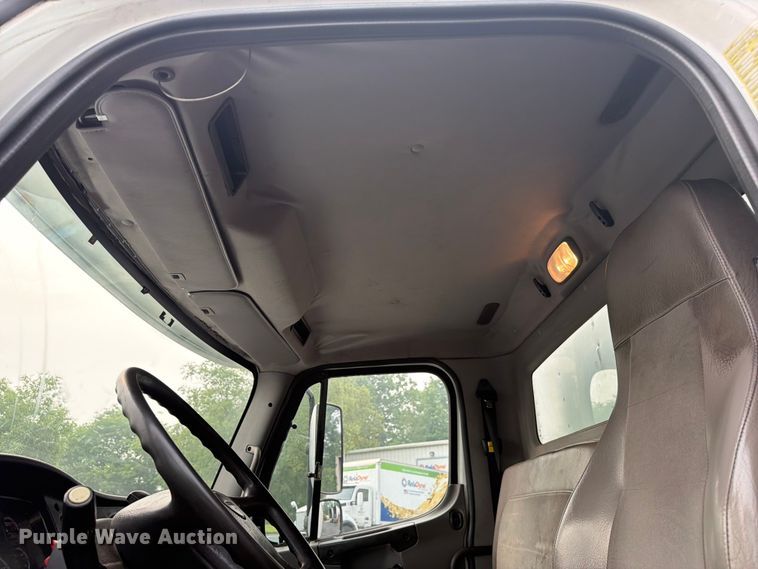 image for item FC3251 2014 Freightliner Business Class M2 box truck