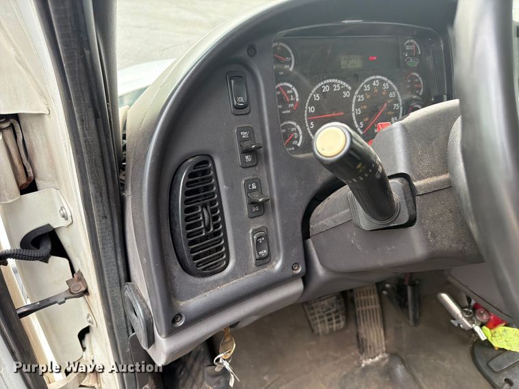image for item FC3251 2014 Freightliner Business Class M2 box truck