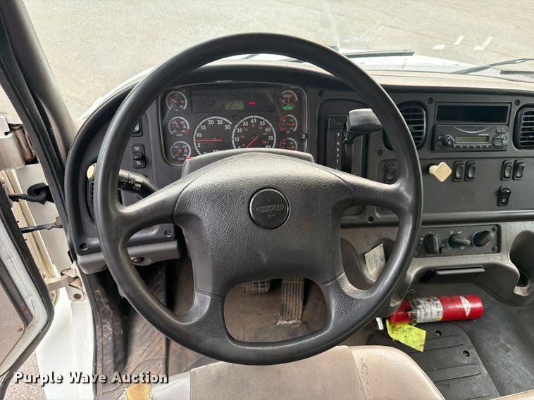 image for item FC3251 2014 Freightliner Business Class M2 box truck