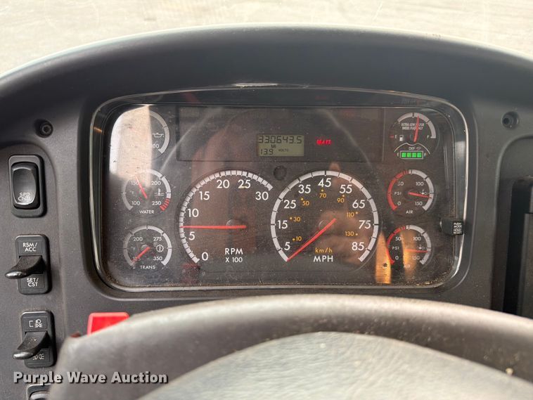 image for item FC3251 2014 Freightliner Business Class M2 box truck
