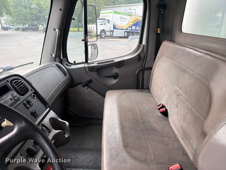 image for item FC3251 2014 Freightliner Business Class M2 box truck