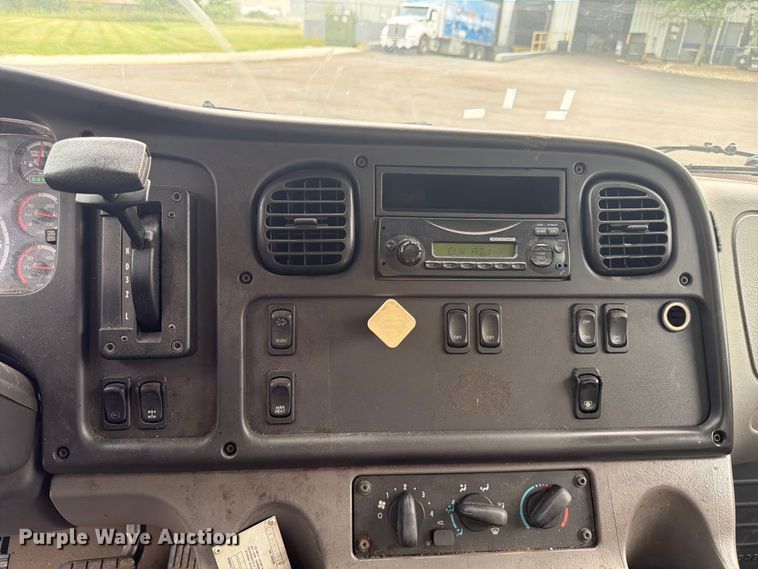 image for item FC3251 2014 Freightliner Business Class M2 box truck