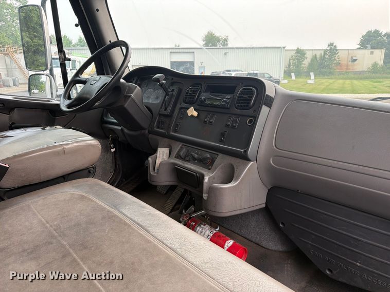 image for item FC3251 2014 Freightliner Business Class M2 box truck