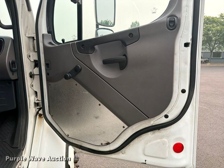 image for item FC3251 2014 Freightliner Business Class M2 box truck
