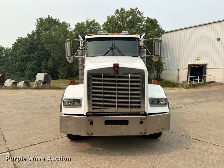 image for item FC3252 2005 Kenworth T800 flatbed truck