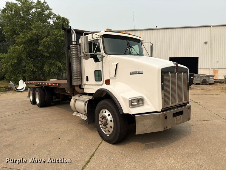 image for item FC3252 2005 Kenworth T800 flatbed truck