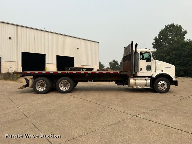 image for item FC3252 2005 Kenworth T800 flatbed truck