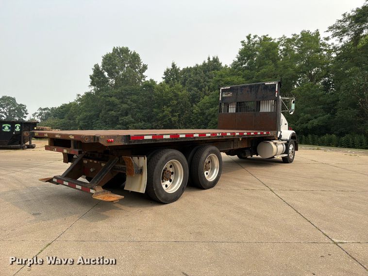 image for item FC3252 2005 Kenworth T800 flatbed truck