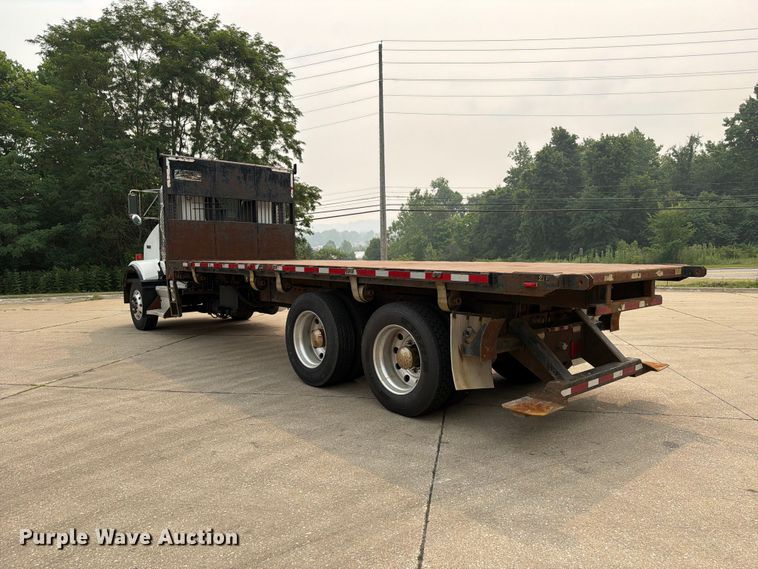 image for item FC3252 2005 Kenworth T800 flatbed truck