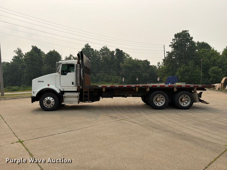 image for item FC3252 2005 Kenworth T800 flatbed truck