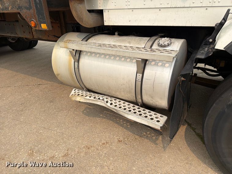 image for item FC3252 2005 Kenworth T800 flatbed truck