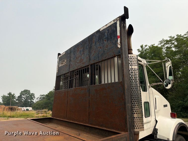 image for item FC3252 2005 Kenworth T800 flatbed truck