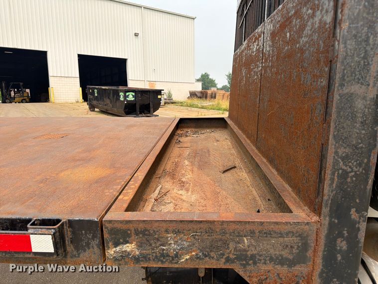 image for item FC3252 2005 Kenworth T800 flatbed truck