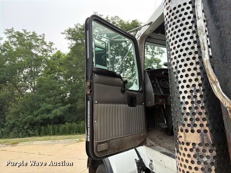 image for item FC3252 2005 Kenworth T800 flatbed truck