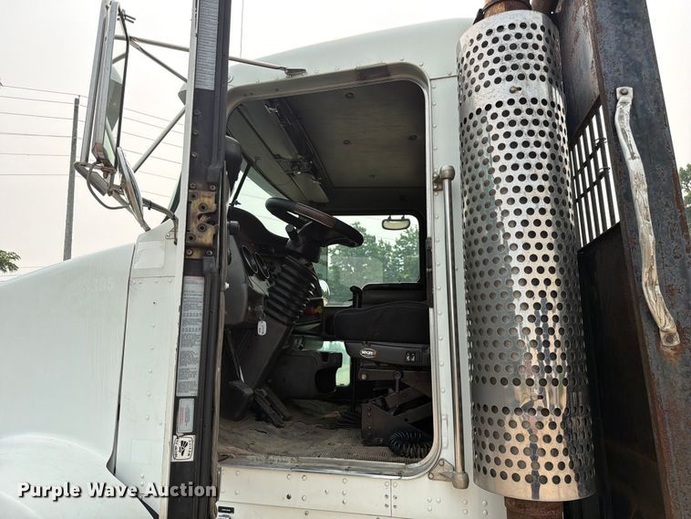 image for item FC3252 2005 Kenworth T800 flatbed truck