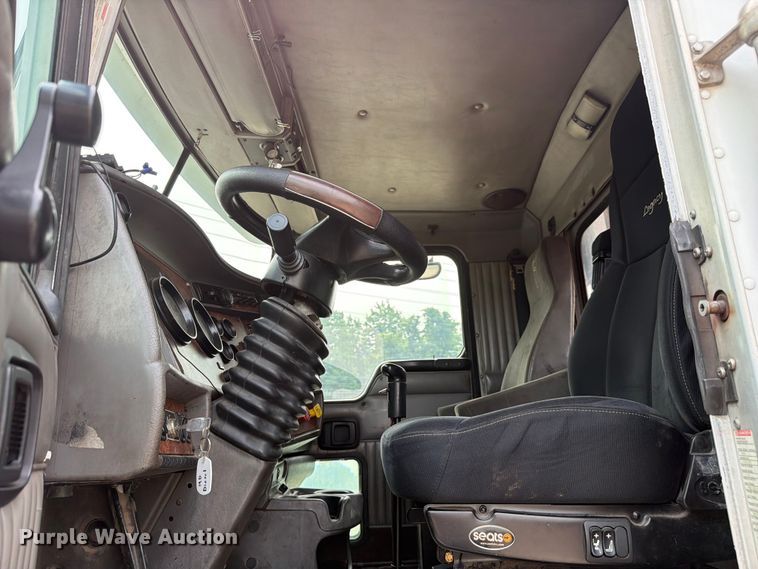 image for item FC3252 2005 Kenworth T800 flatbed truck