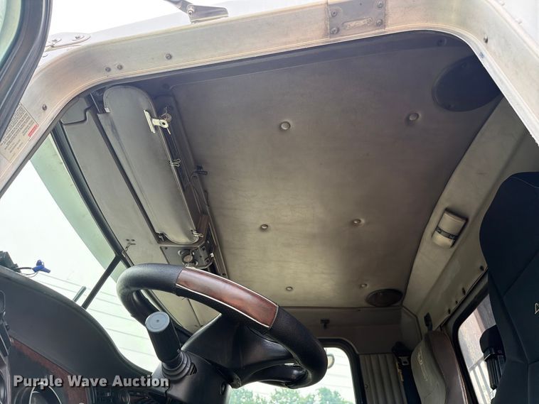 image for item FC3252 2005 Kenworth T800 flatbed truck