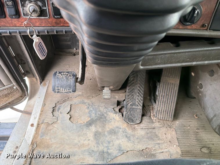 image for item FC3252 2005 Kenworth T800 flatbed truck