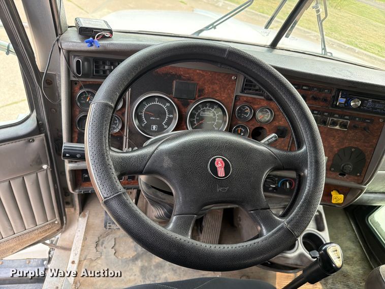 image for item FC3252 2005 Kenworth T800 flatbed truck