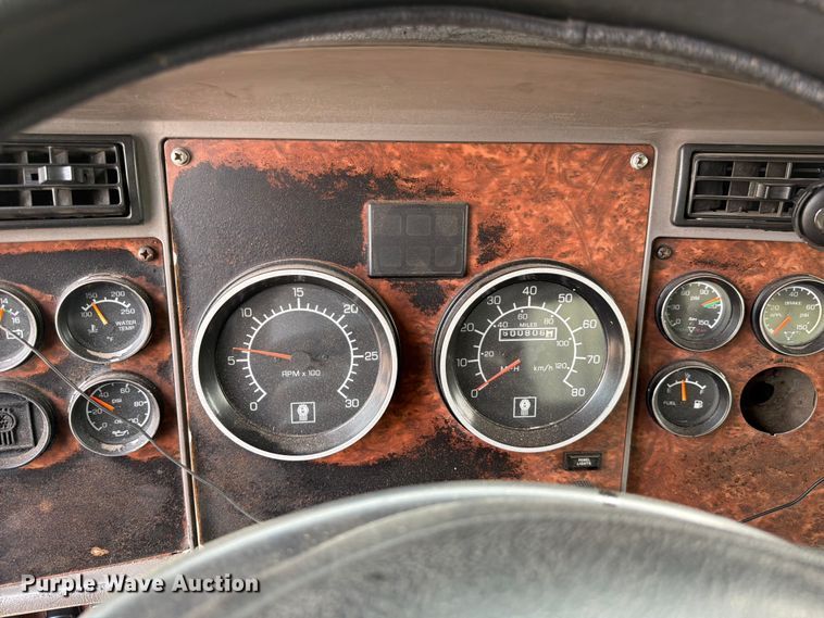 image for item FC3252 2005 Kenworth T800 flatbed truck