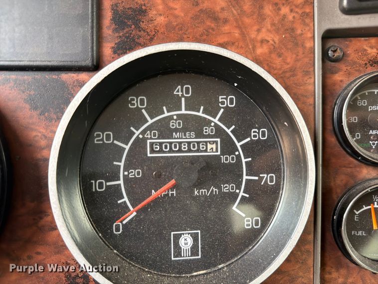 image for item FC3252 2005 Kenworth T800 flatbed truck
