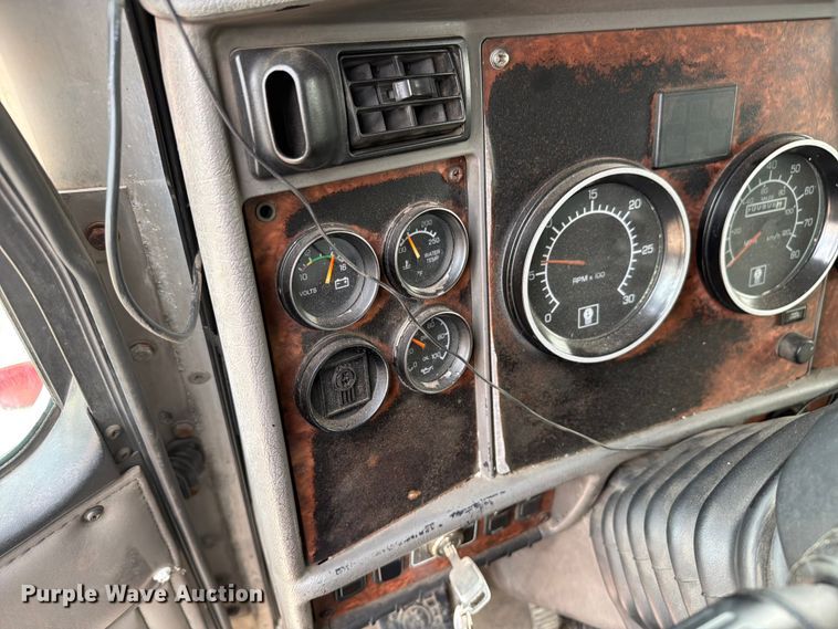 image for item FC3252 2005 Kenworth T800 flatbed truck