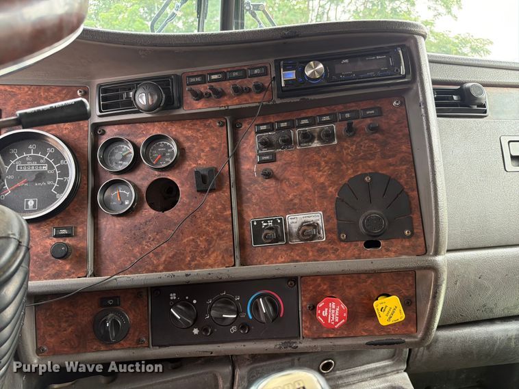 image for item FC3252 2005 Kenworth T800 flatbed truck