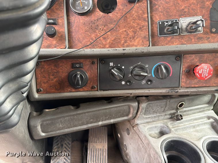 image for item FC3252 2005 Kenworth T800 flatbed truck