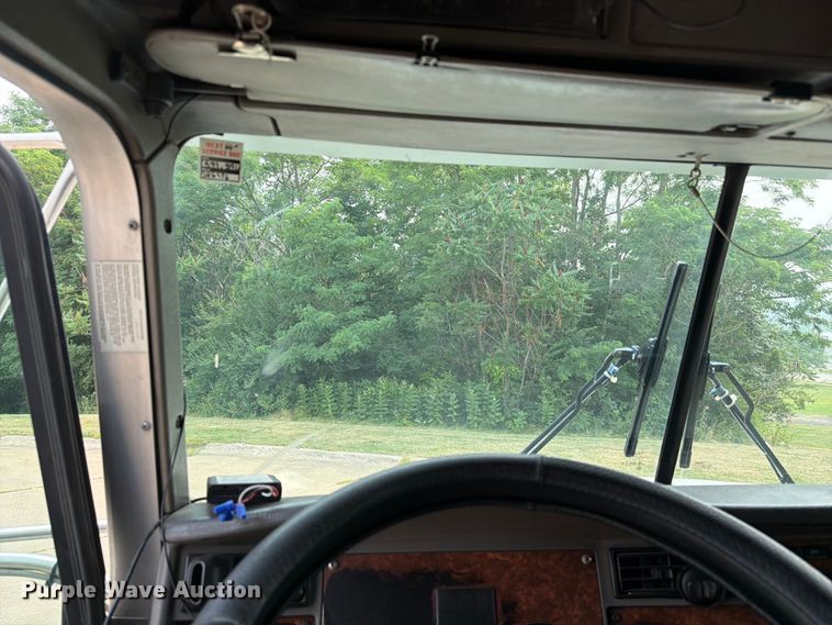 image for item FC3252 2005 Kenworth T800 flatbed truck