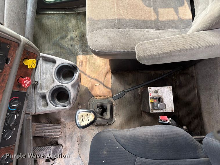 image for item FC3252 2005 Kenworth T800 flatbed truck