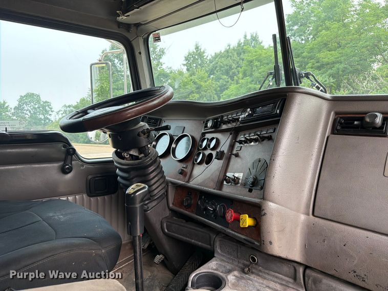 image for item FC3252 2005 Kenworth T800 flatbed truck