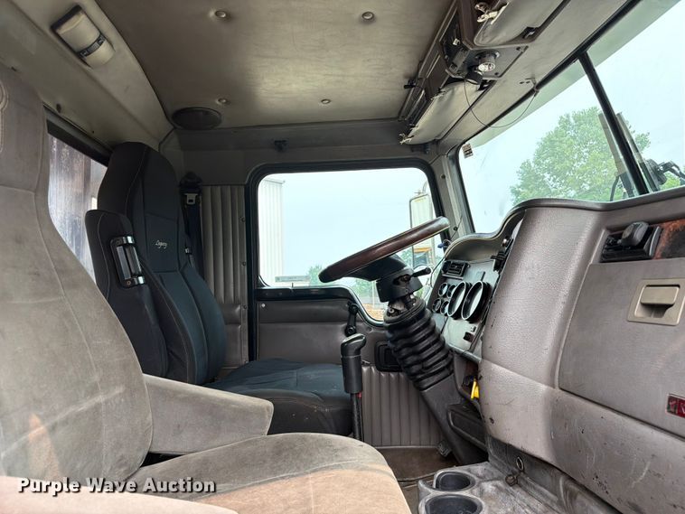 image for item FC3252 2005 Kenworth T800 flatbed truck