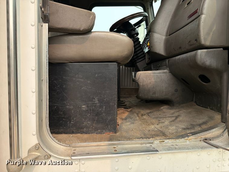 image for item FC3252 2005 Kenworth T800 flatbed truck