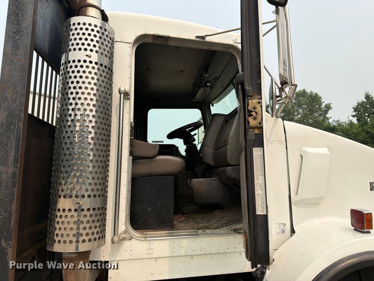image for item FC3252 2005 Kenworth T800 flatbed truck